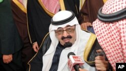 Raja Saudi, Abdullah berbicara dengan media Saudi (foto: dok). Kerajaan Saudi melakukan penindakan tegas terhadap para pembangkang. 