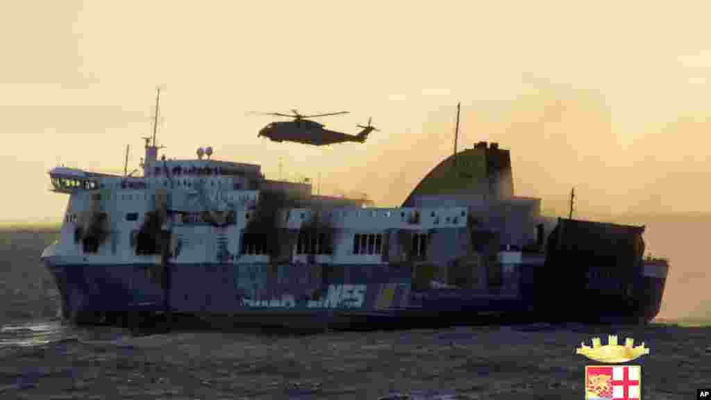 Sur cette image publiée par la marine italienne, une fumée s&#39;élève de ferry Norman Atlantique&nbsp;battant pavillon Italie qui a pris feu dans la mer Adriatique, le 29 décembre 2014.