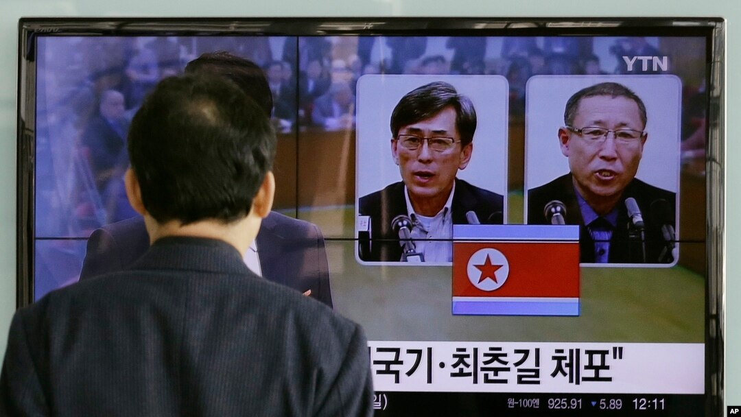 Seorang pria di Seoul menonton berita televisi mengenai dua pria Korea Selatan yang ditahan di Korea Utara (27/3). (AP/Ahn Young-joon)