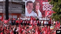 Simpatizantes del candidato presidencial Hugo Martínez y su compañera de fórmula Karina Sosa, del Frente Farabundo Martí para la Liberación Nacional (FMLN), cantan durante el cierre de campañas en San Salvador, El Salvador, el domingo 27 de enero de 2019. 