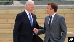 redsjednici Sjedinjenih Država i Francuske, Joe Biden i Emmanuel Macron, na samitu G20 u Engleskoj (Foto: Phil Noble/Pool Photo via AP)