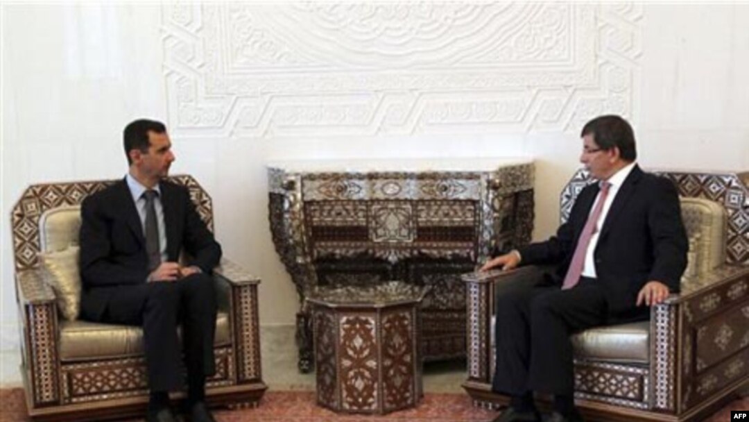 Turkiya Tashqi ishlar vaziri Ahmat Dovuto’g’li kecha Damashqda prezident Bashar al-Assad bilan ko’rishib, qon to’kilishini tugatishga undagan.