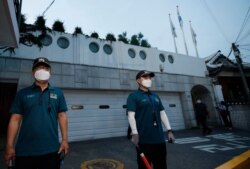 Polisi berjaga di depan rumah kediaman Wali Kota Seoul, Park Won-soon di Seoul, Korea Selatan, 9 Juli 2020. (AP Photo/Lee Jin-man)