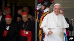 El papa Francisco sale de la sesión matutina del sínodo de obispos en el Vaticano.