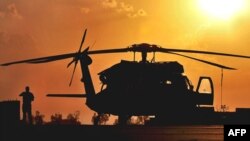 Sebuah helikopter AS jenis UH-60 Black Hawk dalam operasi militer (foto: dok). Sebuah helikopter Black Hawk jatuh di Afghanistan selatan menewaskan 11 orang hari Kamis (16/8). 