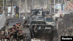 Tentara pemerintah Filipina bertempur melawan pemberontak MNLF (Moro National Liberation Front) di kota Zamboanga, Filipina selatan, 12 September 2013. (Foto: dok).