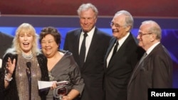 FILE - Cast members of "M-A-S-H," left to right, Loretta Swit, Kellye Nakahara Wallett, Wayne Rogers, Alan Alda and series writer Larry Gelbart accept the Impact award at the taping of the 7th annual TV Land Awards in Los Angeles, April 19, 2009.