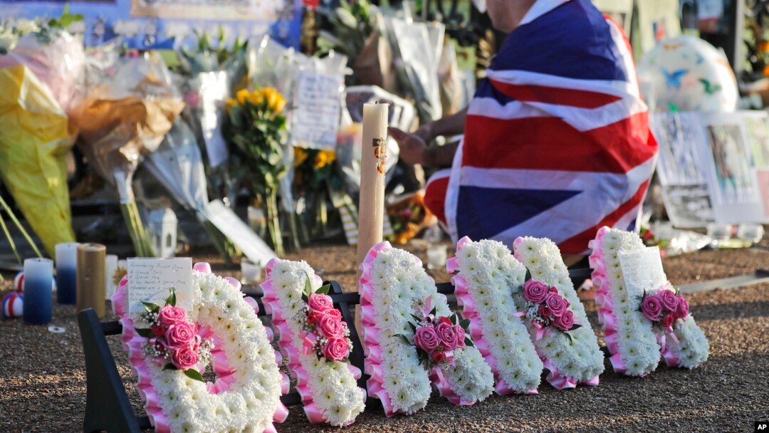 Para penggemar mendiang Putri Diana, berdiri di luar Istana Kensington untuk memberikan penghormatan kepadanya, mengenang 20 tahun mangkatnya Princess of Wales di London, 31 Agustus 2017.(AP Photo/Frank Augstein)