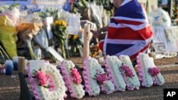 Para penggemar mendiang Putri Diana, berdiri di luar Istana Kensington untuk memberikan penghormatan kepadanya, mengenang 20 tahun mangkatnya Princess of Wales di London, 31 Agustus 2017.(AP Photo/Frank Augstein)