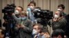 Periodistas usando máscaras asisten a una conferencia de prensa sobre el brote de coronavirus en Beijing, el 26 de enero de 2020.