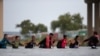 Los migrantes cruzan el río Grande para intentar solicitar asilo a través de Eagle Pass, Texas, EEUU, visto desde Piedras Negras, México, el 27 de septiembre de 2023.