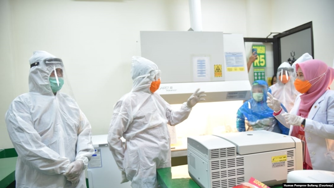 Gubernur Sulawesi Tengah Longki Djanggola (berpakaian APD lengkap) meninjau kesiapan Laboratorium Kesehatan Pemda Sulawesi Tengah yang mulai Senin (4/5) sudah dapat memeriksa sampel swab test dengan RT-PCR. (Foto: Courtesy/Humas Pemprov Sulteng)