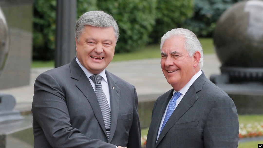 Ukrajinski predsednik Petro Porošenko, levo, i dežavni sekretar SAD Reks Tilerson rukuju se pre sastanka u Kijevu, 9. jula 2017.