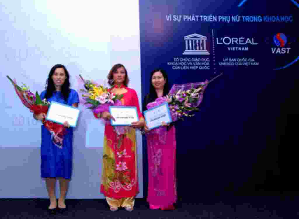 Three Vietnamese women scientists received L'Oréal-UNESCO fellowships in 2010.
