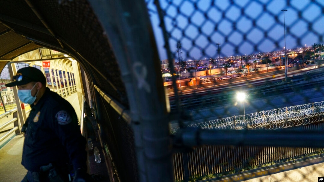 A US border agent stands on the Paso del Norte international bridge that borders Ciudad Juarez, Mexico, and El Paso, Texas, in the United States, Sept. 10, 2021.