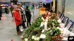 Memorijal žrtvama avionske nesreće u Iranu, na aerodromu u Kijevu, četvrtak, 9. januar 2020. ( Foto: AP Photo/Efrem Lukatsky)