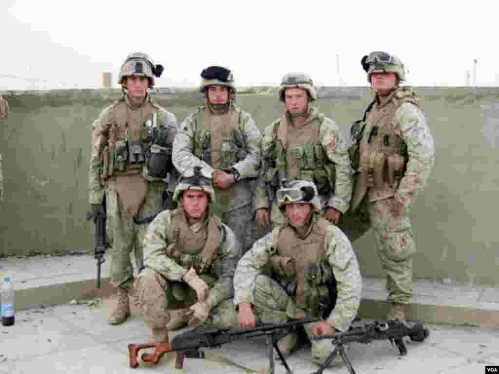 Người đi bộ bên cạnh hình vẽ tàu điện ngầm U-Bahn sơn trên một lối vào bến tàu Unter den Linden mới đang được xây dựng ở Berlin, Đức.