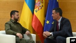 Президент України Володимир Зеленський на зустрічі з в.о. прем’єр-міністра Іспанії Педро Санчесом на Європейському саміті в Гранаді, Іспанія, у четвер, 5 жовтня 2023 року (Уряд Іспанії через AP)