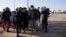 Migran Afghanistan yang dideportasi memasuki Afghanistan dari Iran di perbatasan Islam Qala, Rabu, 24 November 2021. (Foto: AP)