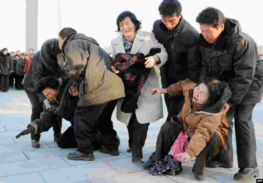 North Koreans mourn the death of North Korean leader Kim Jong-il in Pyongyang, North Korean, December 19, 2011. (Reuters / Kyodo)