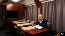 Američki predsjednik Joe Biden u vozu u Kijevu (Foto: AP/ Evan Vucci)
