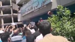 تجمع در اعتراض به کیفیت آب آشامیدنی آبادان