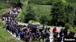 Procesión funeral por el menor de 13 años Pascual Melvin Guachiac, quien pereció sofocado en un camión en EEUU, en Nahualá, Guatemala, el 16 de julio de 2022.