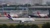 Un avión rueda en la pista después de aterrizar en el aeropuerto El Dorado en medio de escasez de combustible para aviones en Bogotá, Colombia, el lunes 26 de agosto de 2024.