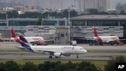 Un avión rueda en la pista después de aterrizar en el aeropuerto El Dorado en medio de escasez de combustible para aviones en Bogotá, Colombia, el lunes 26 de agosto de 2024.