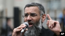 انجم چودهری، واعظ اسلامگرای تندرو، حین یک سخنرانی - آرشیو