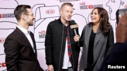 Ryan Lewis y Macklemore, ganadores del premio revelación, fueron entrevistados a su llegada a la ceremonia en Nueva York.