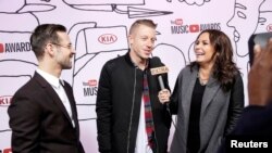 Ryan Lewis (L) and Macklemore are interviewed as they attend the YouTube Music Awards in New York, Nov. 3, 2013. 