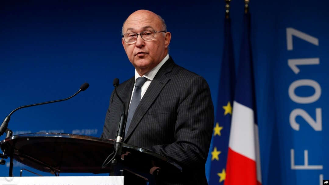 Menteri Keuangan Perancis Michel Sapin berbicara dalam konferensi pers di Paris (foto: dok).
