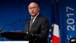 Menteri Keuangan Perancis Michel Sapin berbicara dalam konferensi pers di Paris (foto: dok).