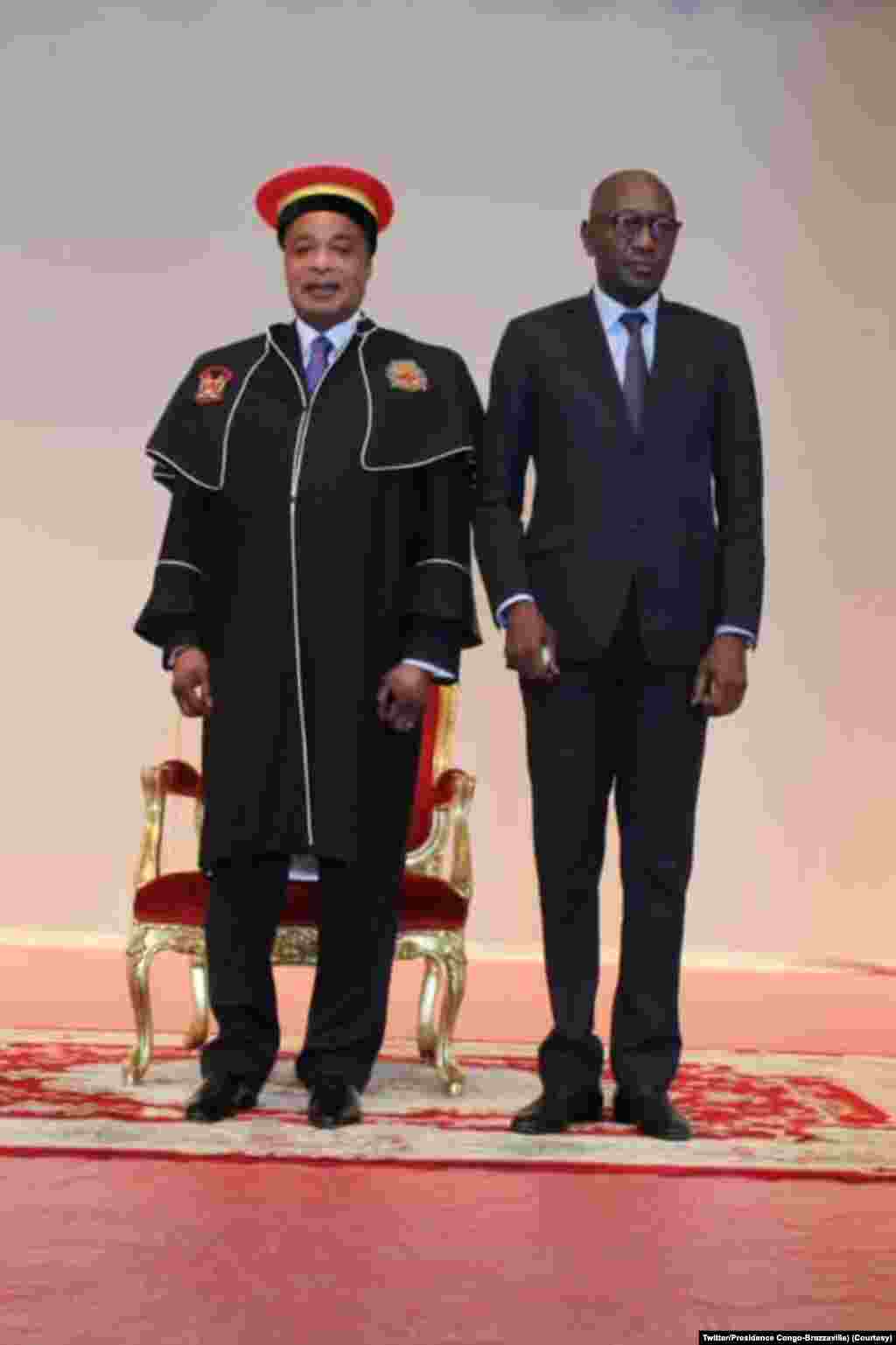 Pr&#233;sident Denis Sassou N&#39;Guesso na milulu ya bopesi palata ya Docteur Honoris Causa ya Universit&#233; Marien Ngouabi, na PAlais ya Congr&#232;s, Brazzaville, 12 novembre 2020. (Twitter/Pr♪0sidence Congo-Brazzaville)