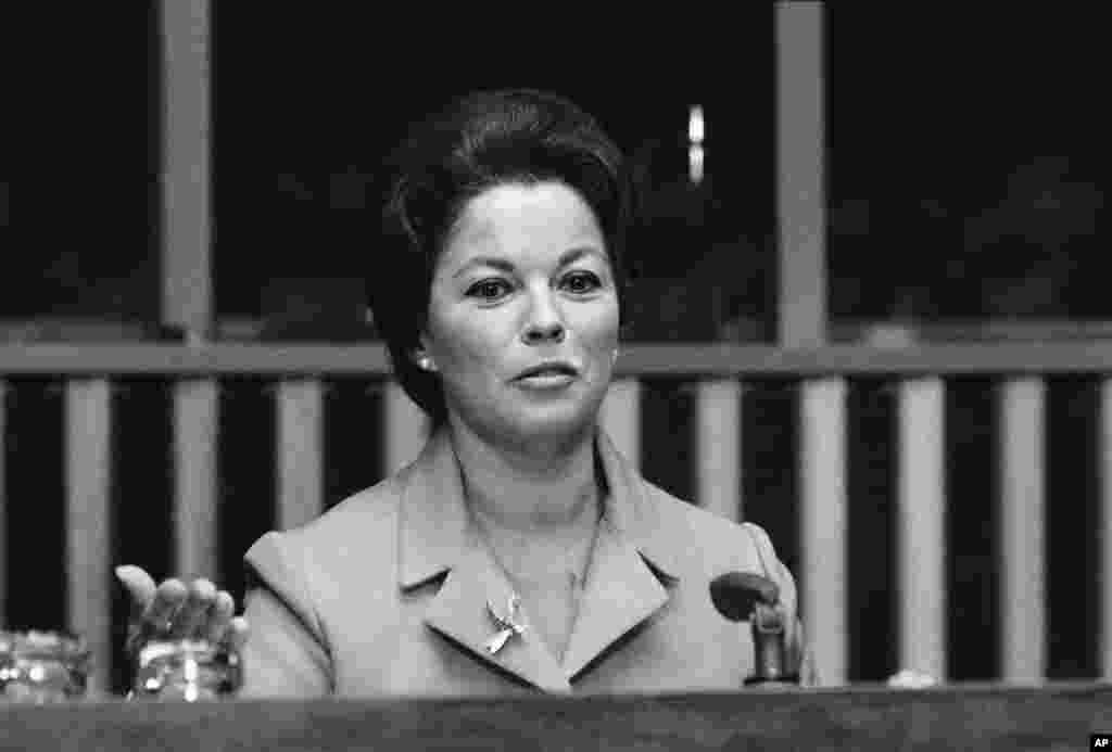 Shirley Temple Black (nome completo), foi delegada americana da Assembleia Geral das Nações Unidas. A foto mostra Shirley antes de uma conferência de imprensa na ONU a 16 de Setembro de 1969.