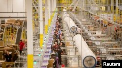 Interior del Centro de Distribución de Amazon en Tracy, California. Foto referencial. Noviembre 30, 2014.