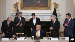 ประธานาธิบดีโดนัลด์ ทรัมป์ (กลาง) ขณะร่วมเวทีประชุมสุดยอดคริปโตที่ทำเนียบขาว วันที่ 7 มีนาคม 2025 (ที่มา: Pool via AP)