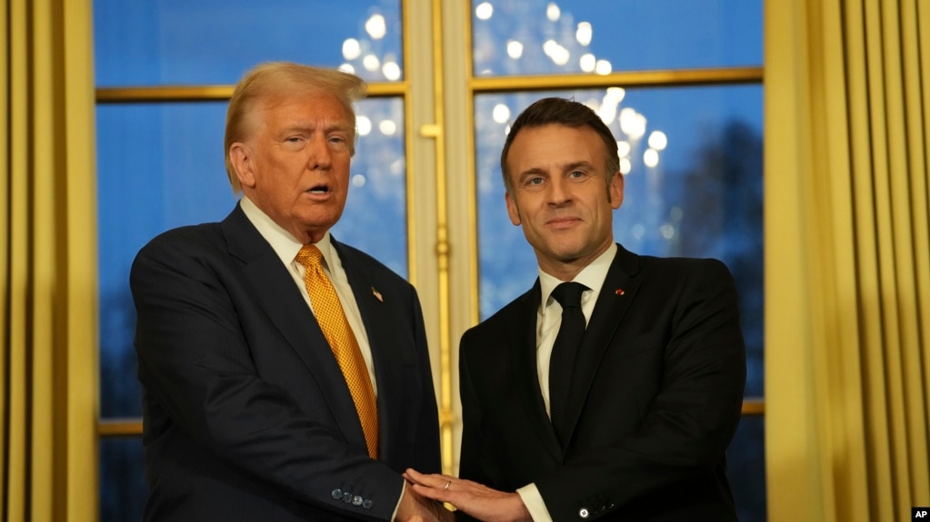 Tổng thống Pháp Emmanuel Macron bắt tay Tổng thống Mỹ đắc cử Donald Trump tại Điện Élysée, thứ Bảy, ngày 7 tháng 12 năm 2024 tại Paris.