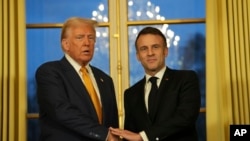 Tổng thống Pháp Emmanuel Macron bắt tay Tổng thống Mỹ đắc cử Donald Trump tại Điện Élysée, thứ Bảy, ngày 7 tháng 12 năm 2024 tại Paris.