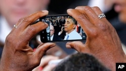 Presiden Barack Obama terlihat dalam kamera telepon dalam sebuah acara di Phoenix, Arizona. (Foto: Dok)