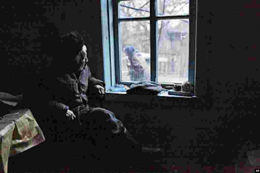 MIkhail Masanovitz, 73, looks out at his wife, Lida Masanovitz, 74, (VOA - D. Markosian, April 2011)