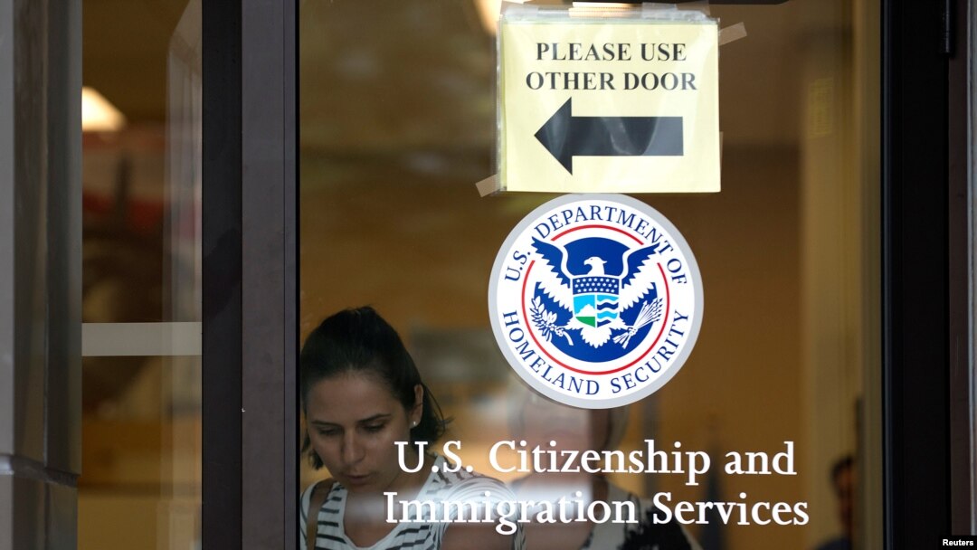 Una mujer sale de las oficinas del Servicio de Ciudadanía e Inmigración de EE.UU. en Nueva York. Foto de archivo.