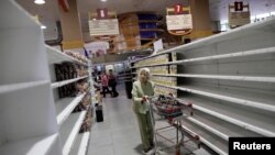 Archivo. Los estates de los supermercados en Venezuela se ven vacíos. 25 de julio de 2017.