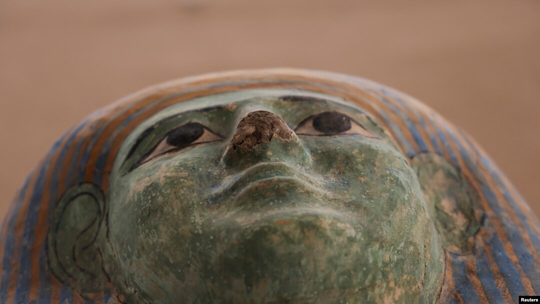Sarkofagus dekat makam kuno di Saqqara Mesir, di Giza, Mesir, 27 Mei 2023. (Foto : REUTERS/Amr Abdallah Dalsh)
