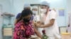 အိန္ဒိယနိုင်ငံ မွမ်ဘိုင်းမြို့မှာ ကိုဗစ်ကာကွယ်ဆေး ထိုးပေးနေတဲ့ မြင်ကွင်း။ (ဇန်နဝါရီ ၁၆၊ ၂၀၂၁)