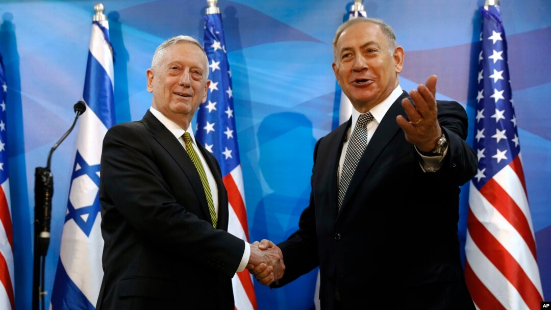 PM Israel Benjamin Netanyahu (kanan) menyambut Menhan AS James Mattis di Yerusalem, 21 April 2017. (Jonathan Ernst/Pool via AP)