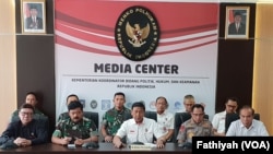 Jumpa pers di Kantor Kementerian Koordinator Politik Hukum dan Keamanan, Kamis (26/9) mengenai demonstrasi mahasiswa. (Foto: VOA/Fathiyah)