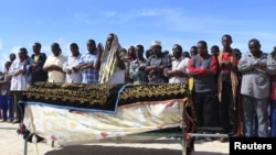 Muslims pray for the slain body of Somali journalist Mohamed Ibrahim Rageh in Madina district, southern Mogadishu, April 22, 2013.