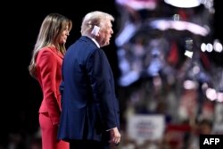 El expresidente y candidato presidencial republicano Donald Trump,se reúne con la exprimera dama Melania Trump, después de aceptar la nominación de su partido al final del último día de la Convención Nacional Republicana en Milwaukee, Wisconsin, el 18 de julio de 2024.